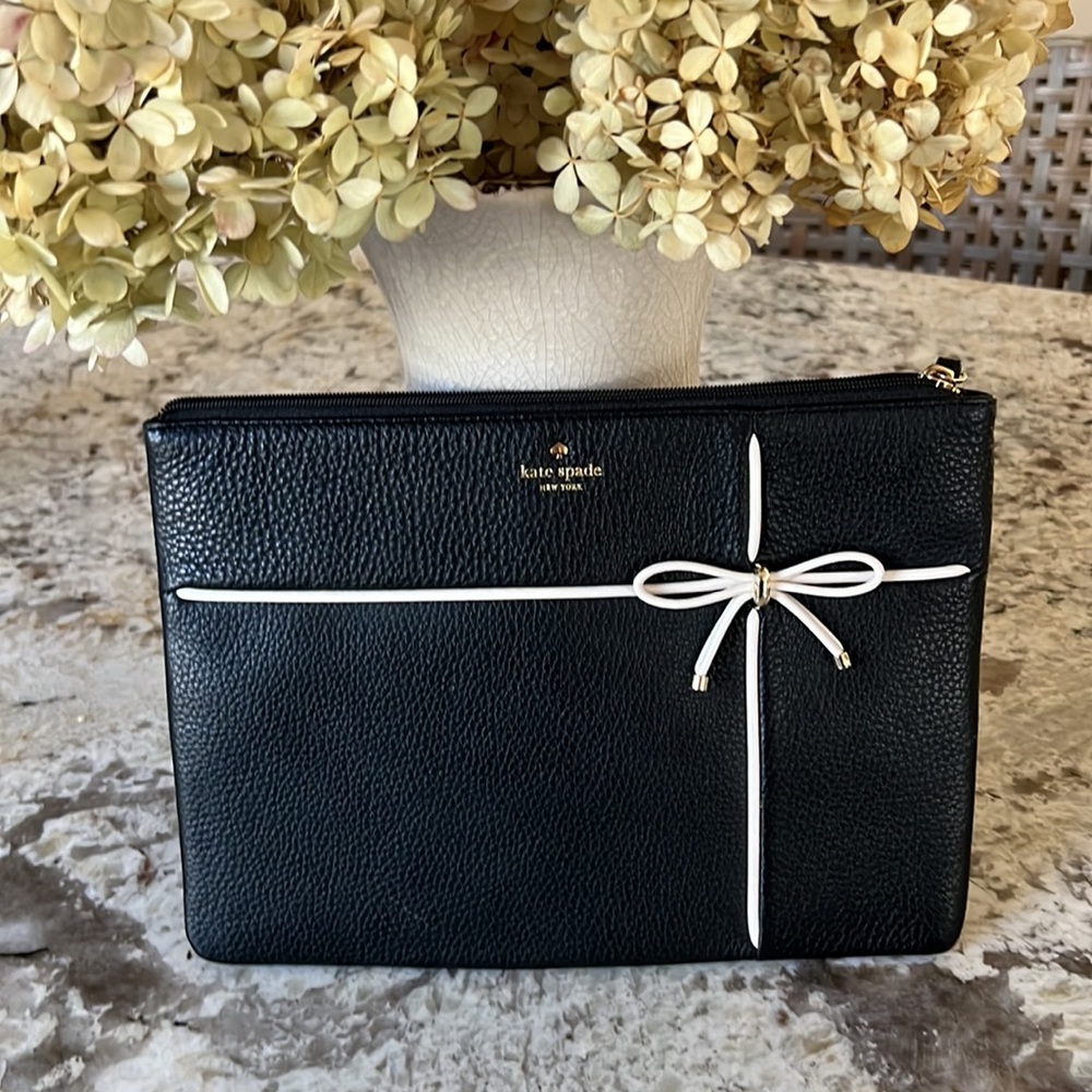 Kate Spade clutch in excellent like new condition.